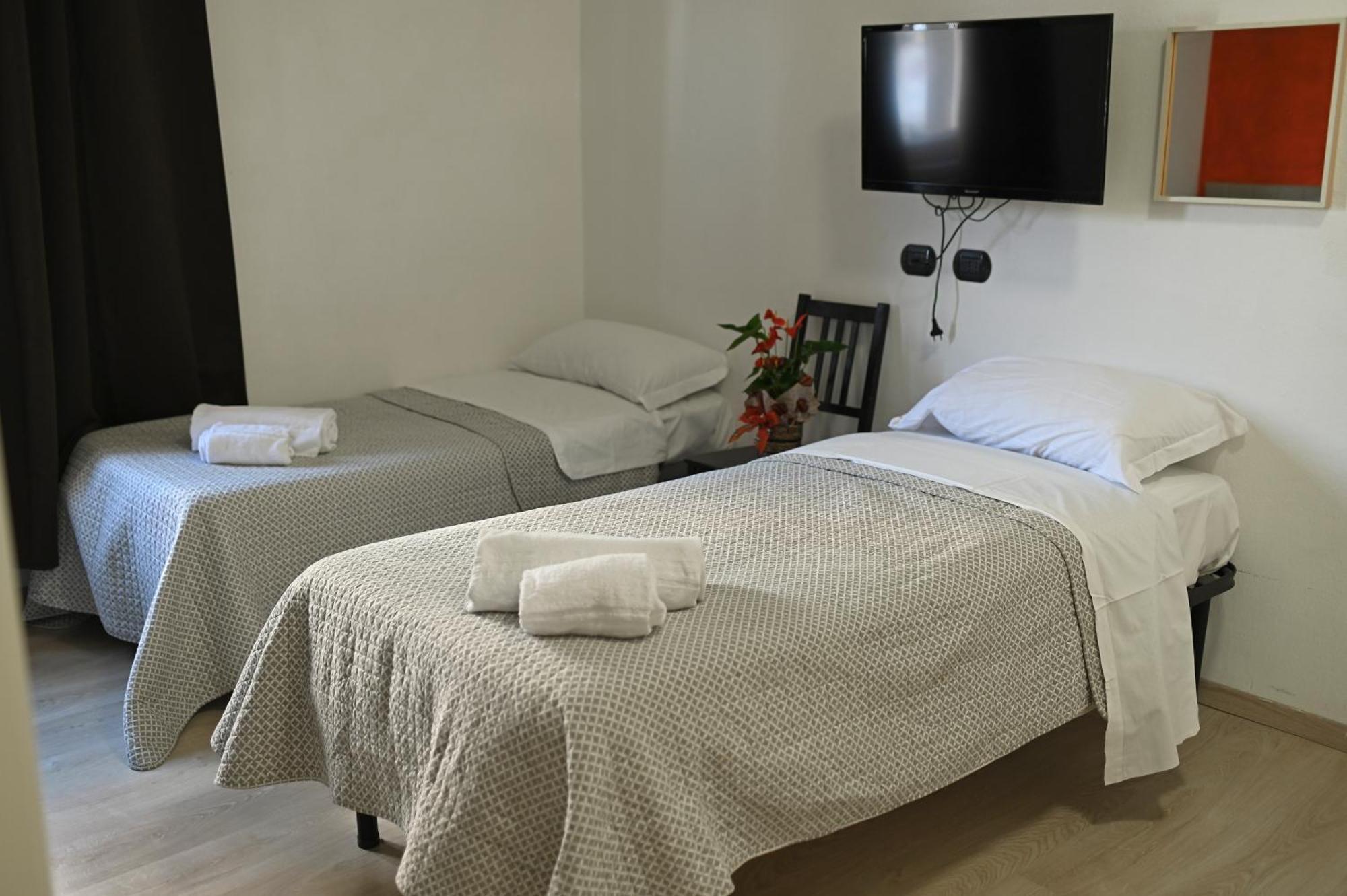 La Gloria Rho Private Rooms Only 외부 사진